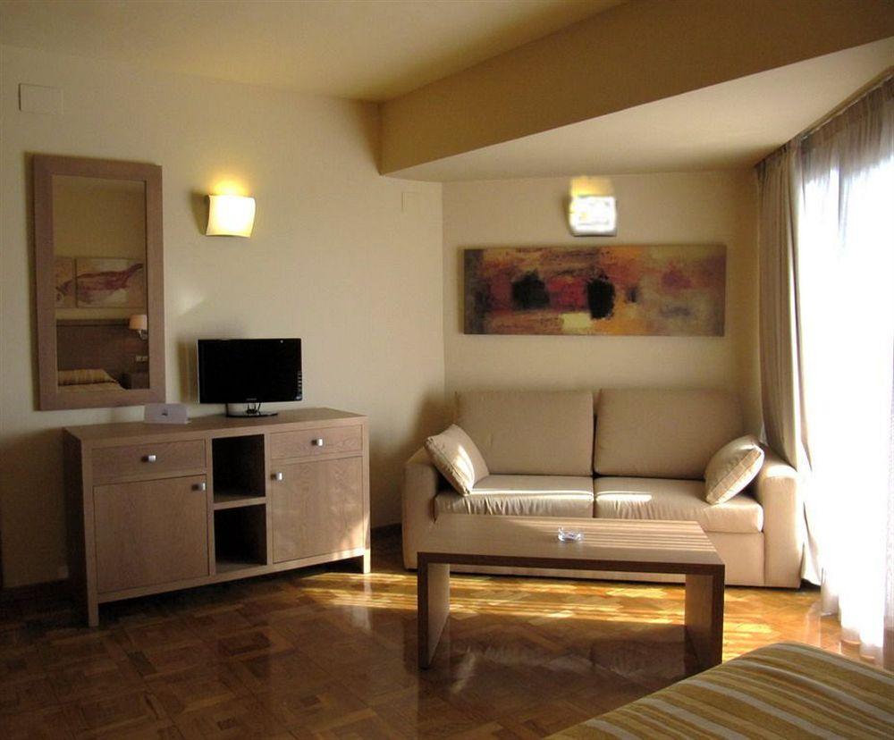Apartamentos Ms Pepita เบนัลมาเดนา ภายนอก รูปภาพ