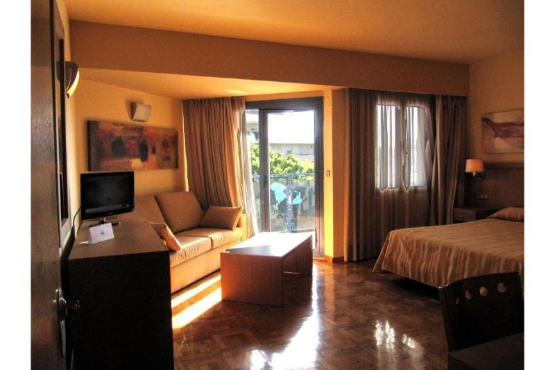 Apartamentos Ms Pepita เบนัลมาเดนา ภายนอก รูปภาพ